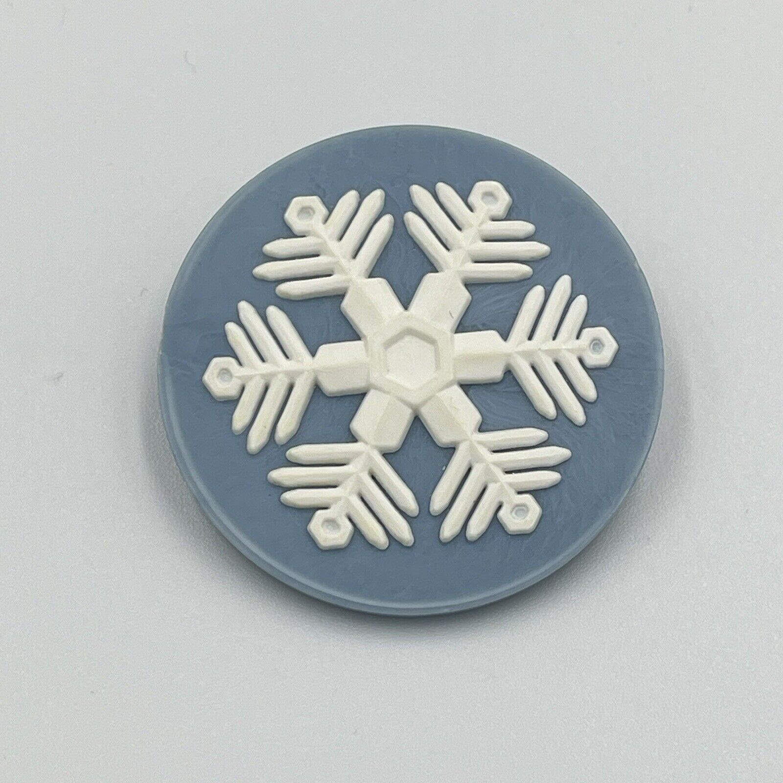 Vintage 1985 Hallmark Cards Snowflake Brooch Pin Blue White Winter Christmas 10$